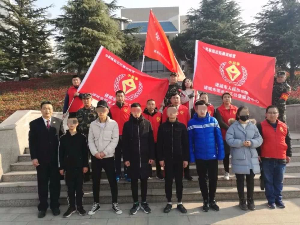 “严格训练，严格要求，一，二，三，四……”嘹亮的番号声唤醒了旭日朝阳。7月26日，池州公安民警头顶烈日，不怕热不怕累，在教官的严格要求下开展实战训练。